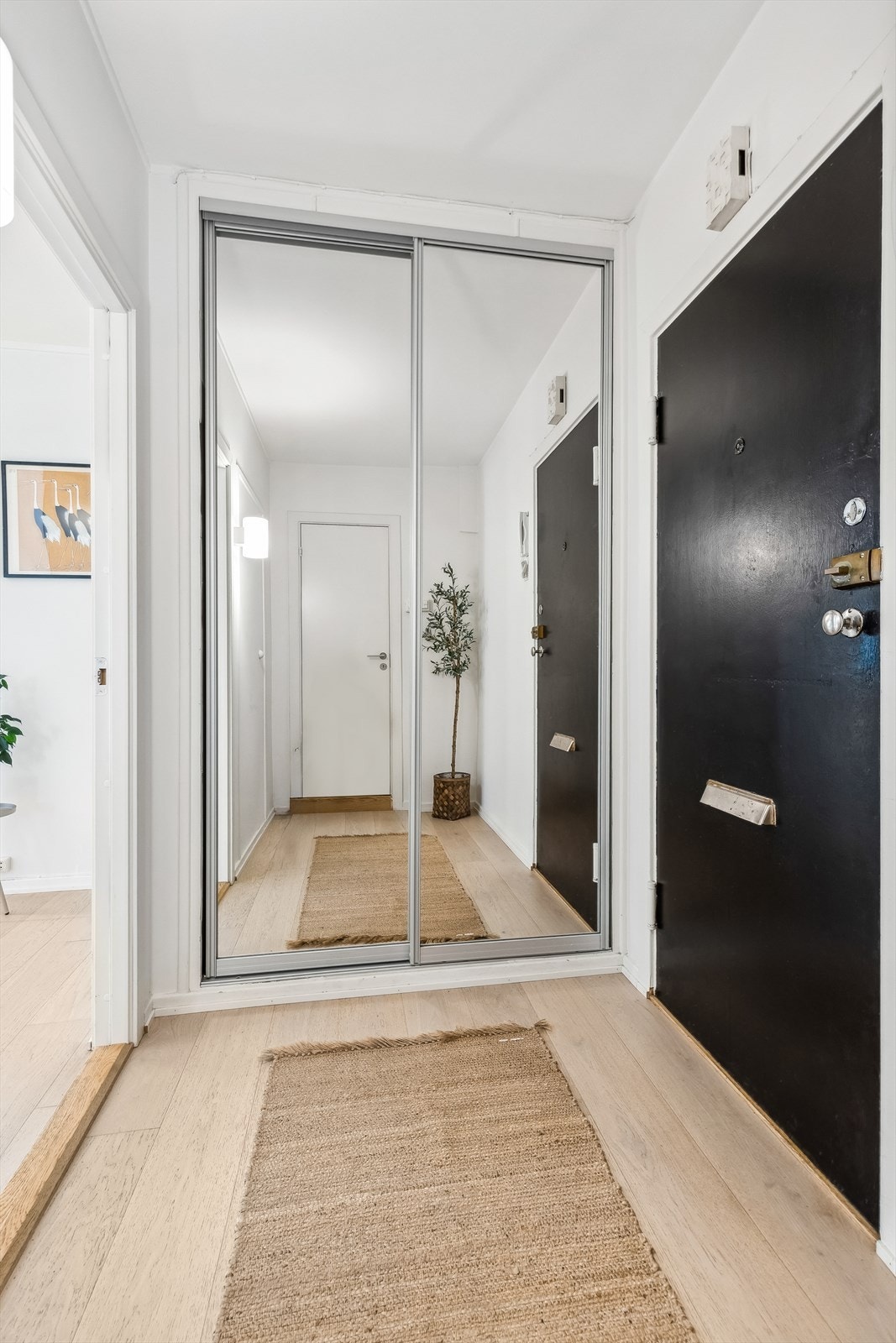 Stor og åpen entrè ønsker deg velkommen inn. God lagringssplass i speilskap. Galleribilde