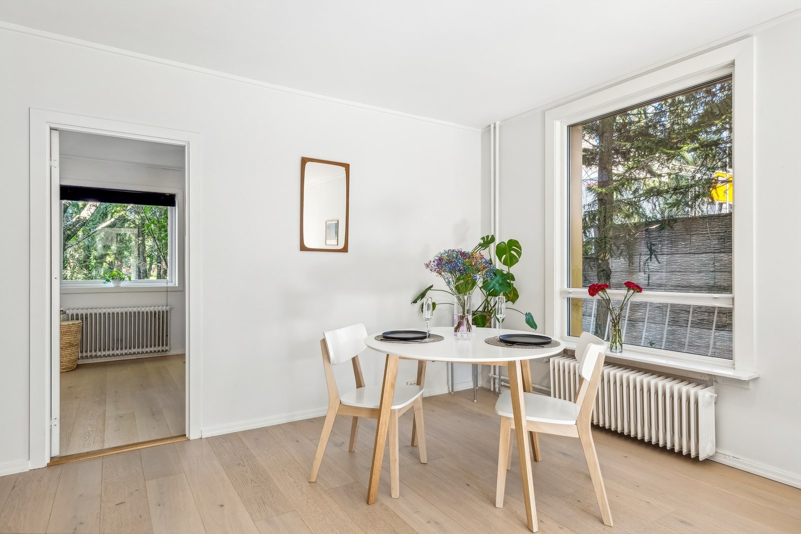 Koselig og lys spisekrok med plass til mange gjester rundt bordet. Galleribilde