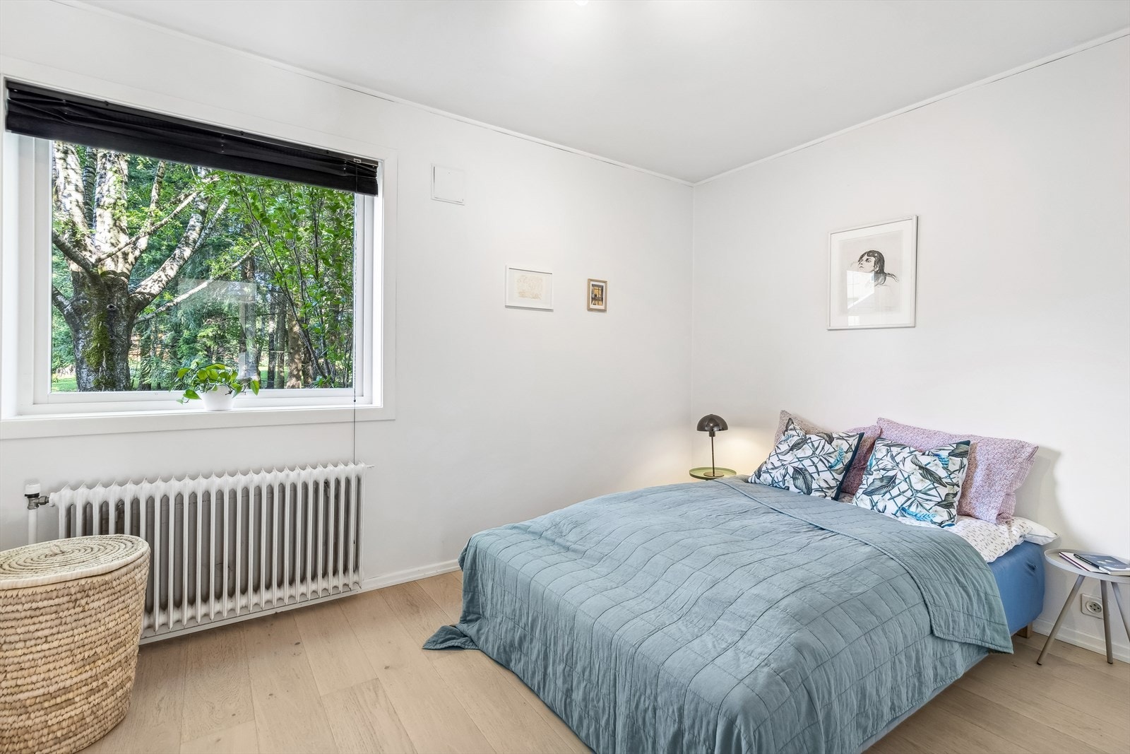 Stort og flott soverom med god plass til dobbeltseng, garderobeskap og øvrig møblement. Galleribilde