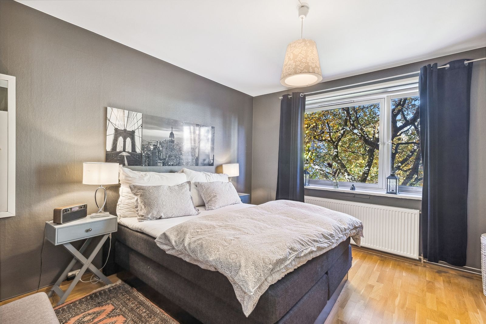 Romslig hovedsoverom med flott utsikt. Galleribilde