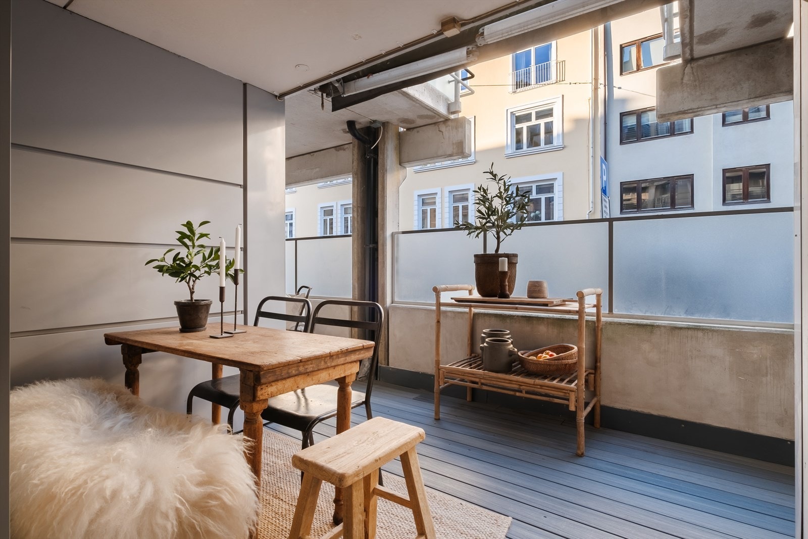 Her er det god plass til utemøbler fordelt på flere soner. Galleribilde