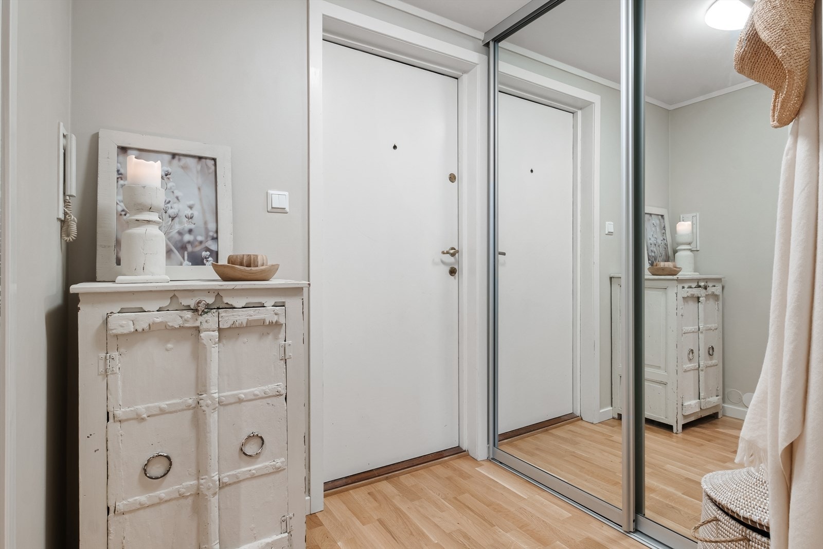 Leiligheten har en romslig og lys entré, som gir et godt inntrykk av leiligheten. Entréen har innebygd garderobeskap, og plass til kommoder, sittebenk, skohylle e.l. Galleribilde