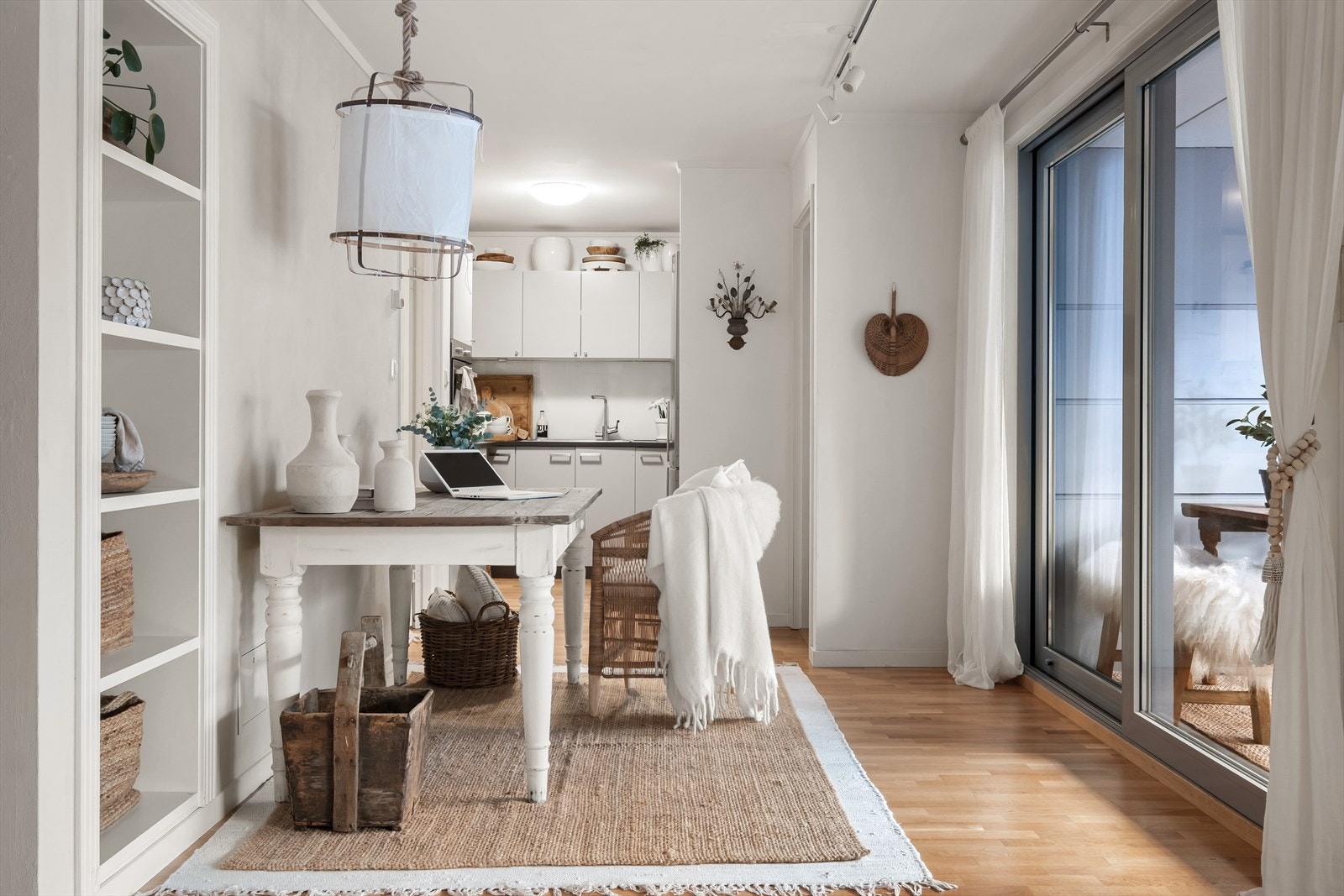 Stuen har store vindusflater som slipper inn godt med naturlig lys, og skaper en god atmosfære. Kjøkkenet er plassert smart i enden, med spisestuen i midten og stuen i den andre enden. Galleribilde