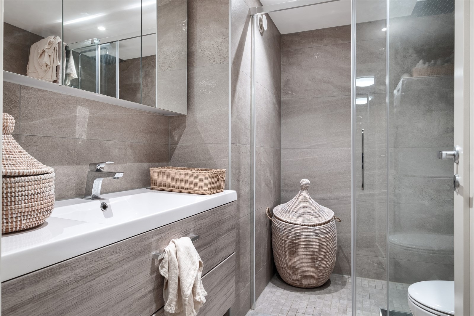 Et pent og innbydende bad i moderne og tidsriktige farger. Badet ble totalrenovert i 2020. Galleribilde