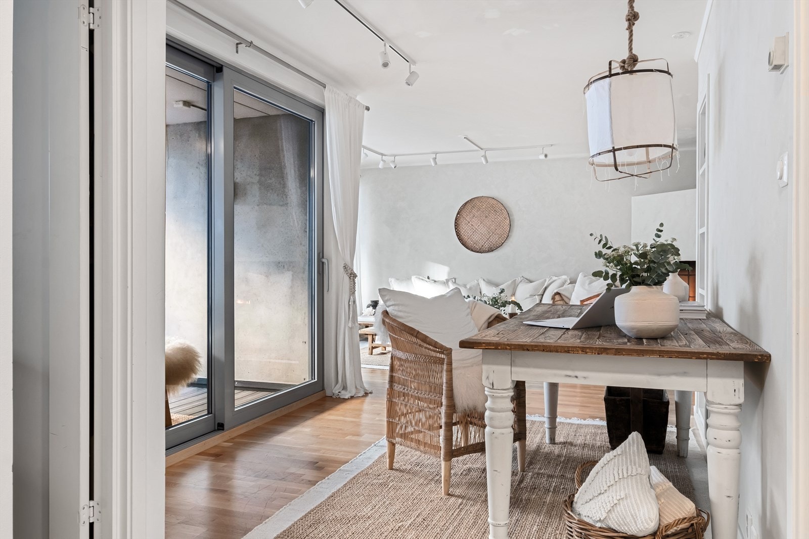 Adgang til en privat balkong på hele 17 kvm fra stuen. Galleribilde