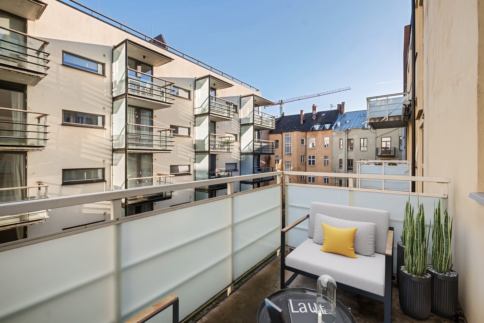 Leiligheten fremstår som lys og luftig med gode lysforhold og som skaper en god atmosfære. Leiligheten har en god og effektiv planløsning med 2 soverom, bad med opplegg for vaskemaskin/tørketrommel samt åpen stue-/kjøkkenløsning.
(Digital styling) Galleribilde