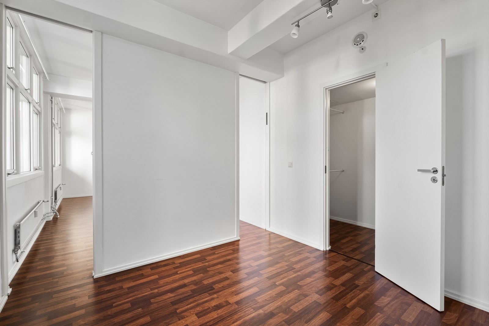 Det er satt opp en lettvegg for å skape et adskilt område. Galleribilde