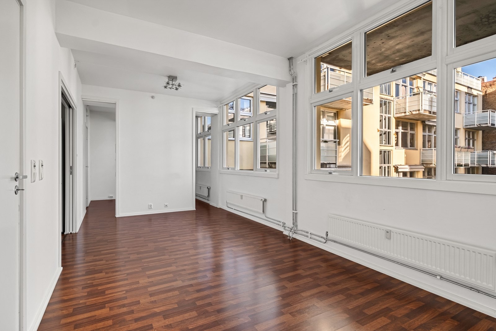 Stuen er et sosialt allrom, med plass til både sofa og spisestue. Galleribilde