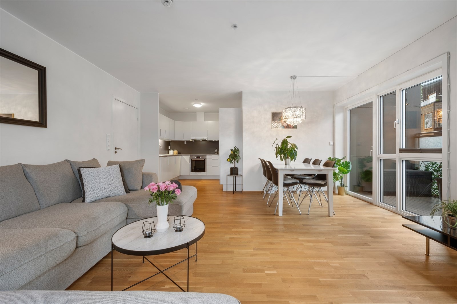 I stuen er det også god plass til spisegruppe. Galleribilde