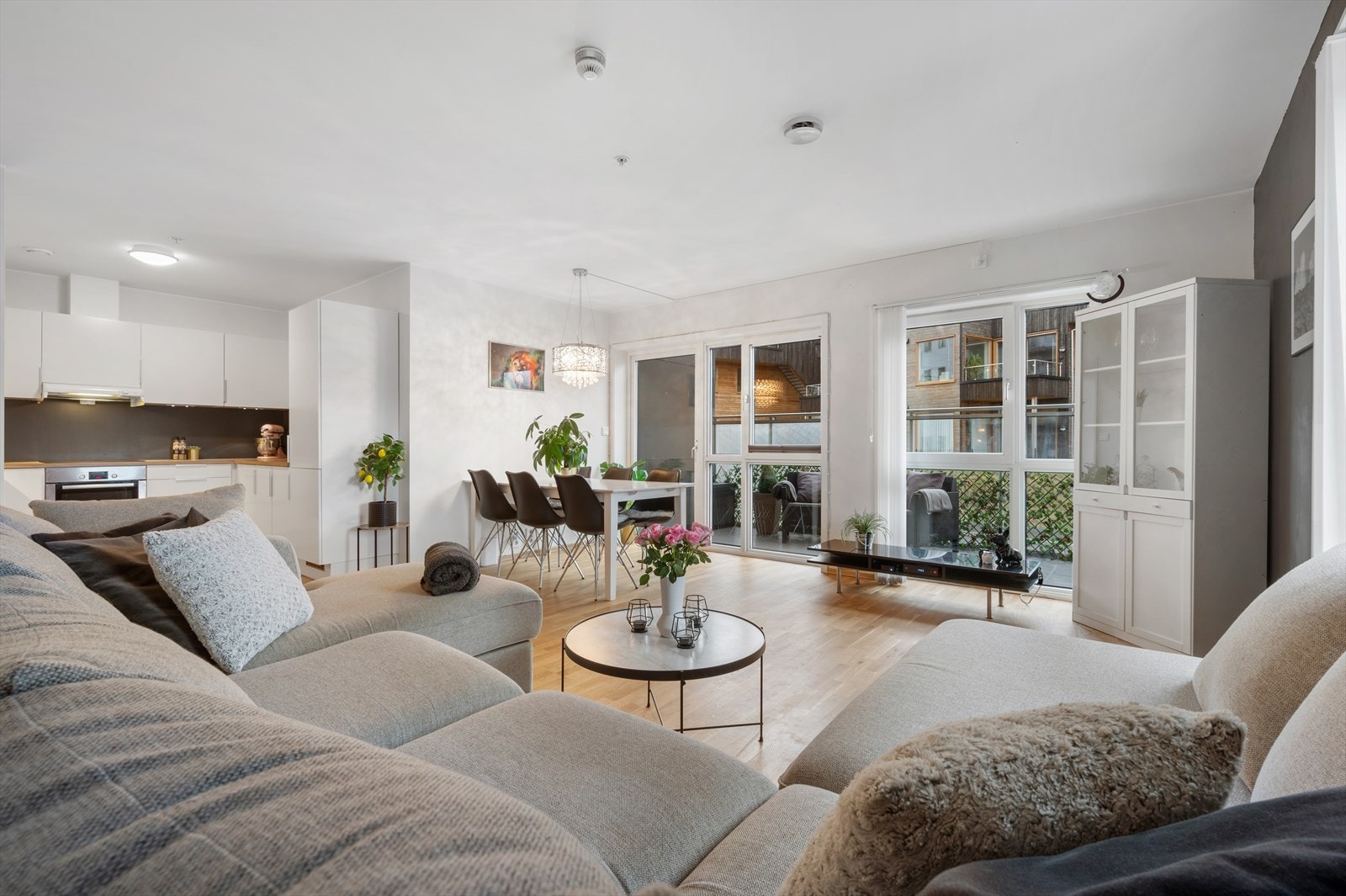 De store vindusflatene slipper inn rikelig med naturlig lys til rommet. Galleribilde