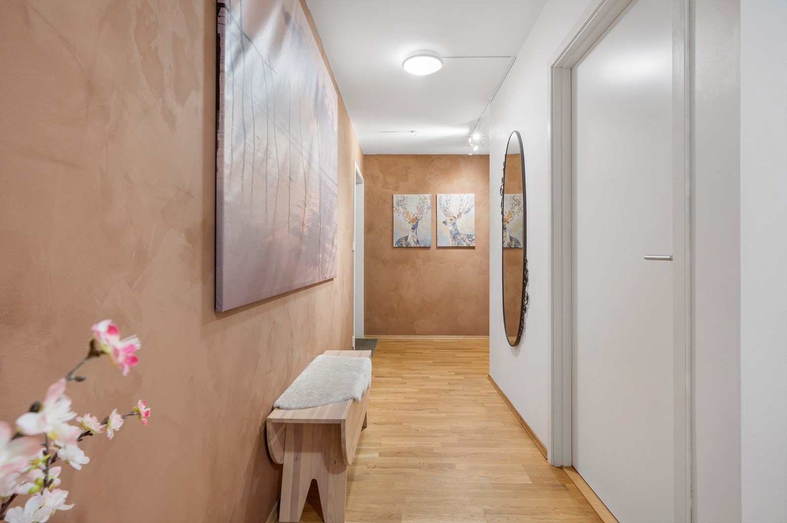 Gangen er malt i en nydelig jordtone. Galleribilde