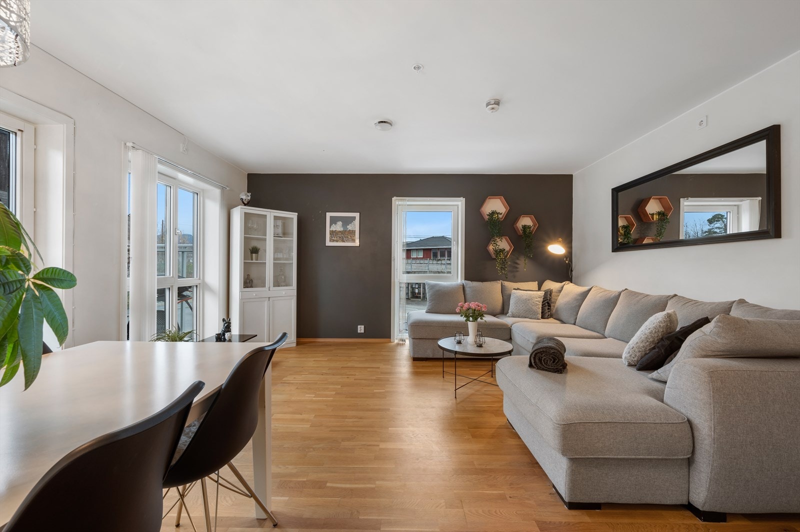 Boligens stue er lys og åpen og av god størrelse. Galleribilde