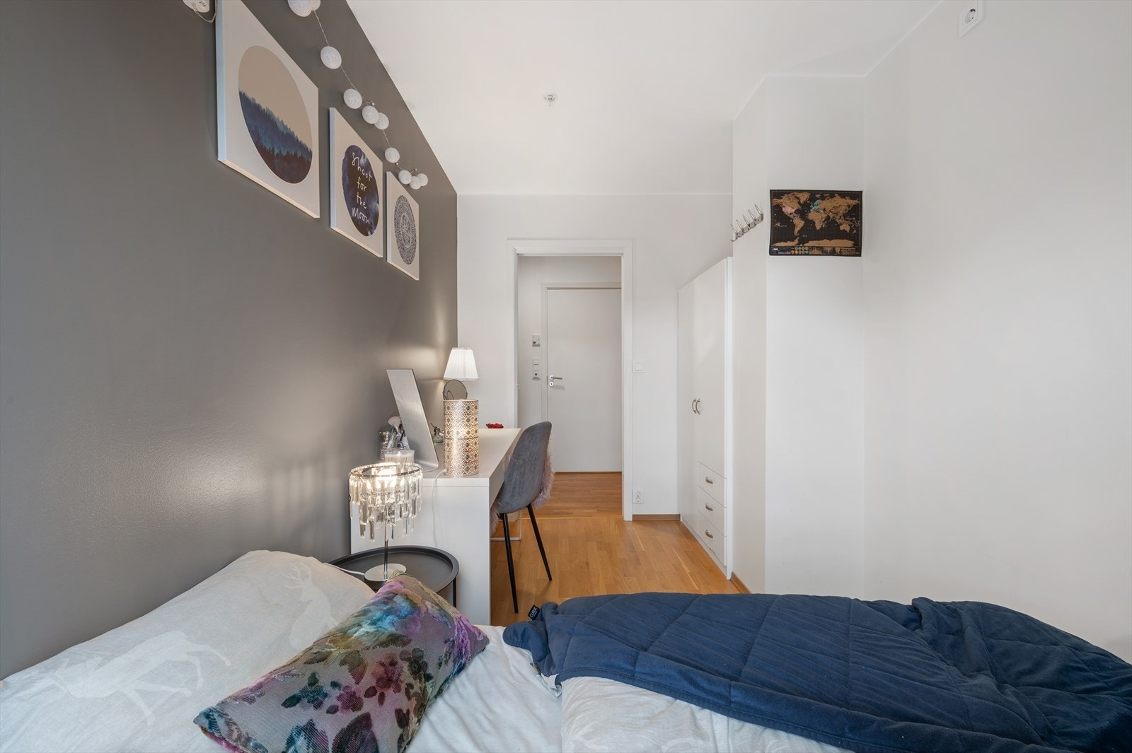 Plass til seng, garderobeskap og andre valgfri soveromsmøbler. Galleribilde