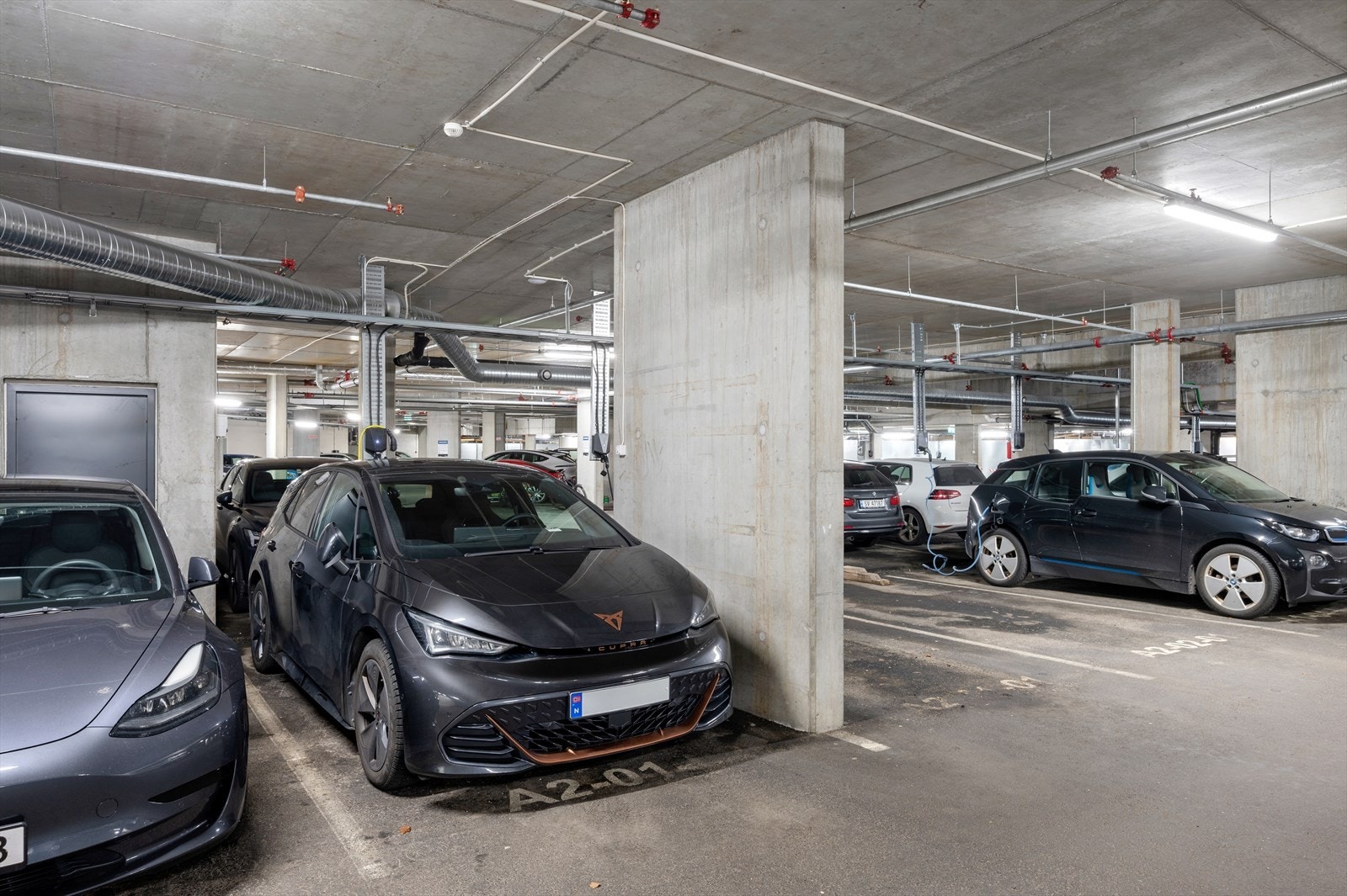 Fast parkering i garasje med elbil-lader. Galleribilde