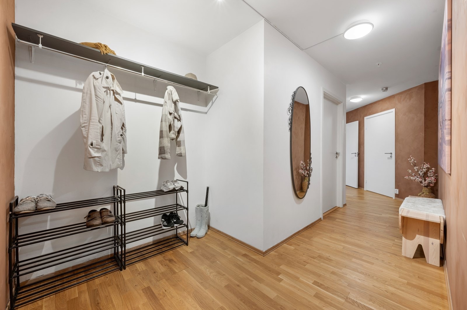 Entréen er meget romslig og har god plass til oppheng av yttertøy og sko. Galleribilde