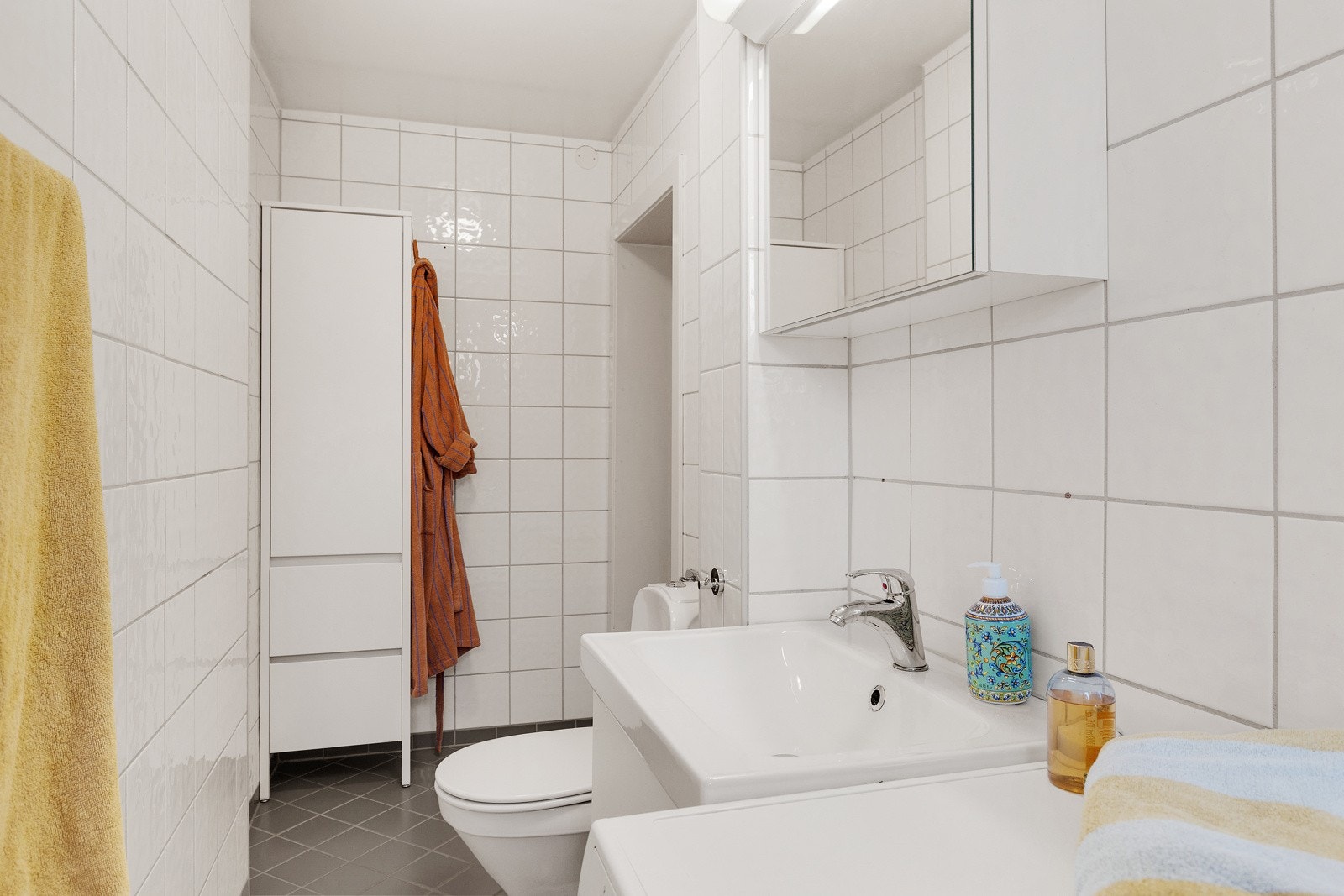 Badet er oppusset i ca. 2005 m/nye soilrør, sluk, membran m.m. Mekanisk ventilasjon over tak. Galleribilde