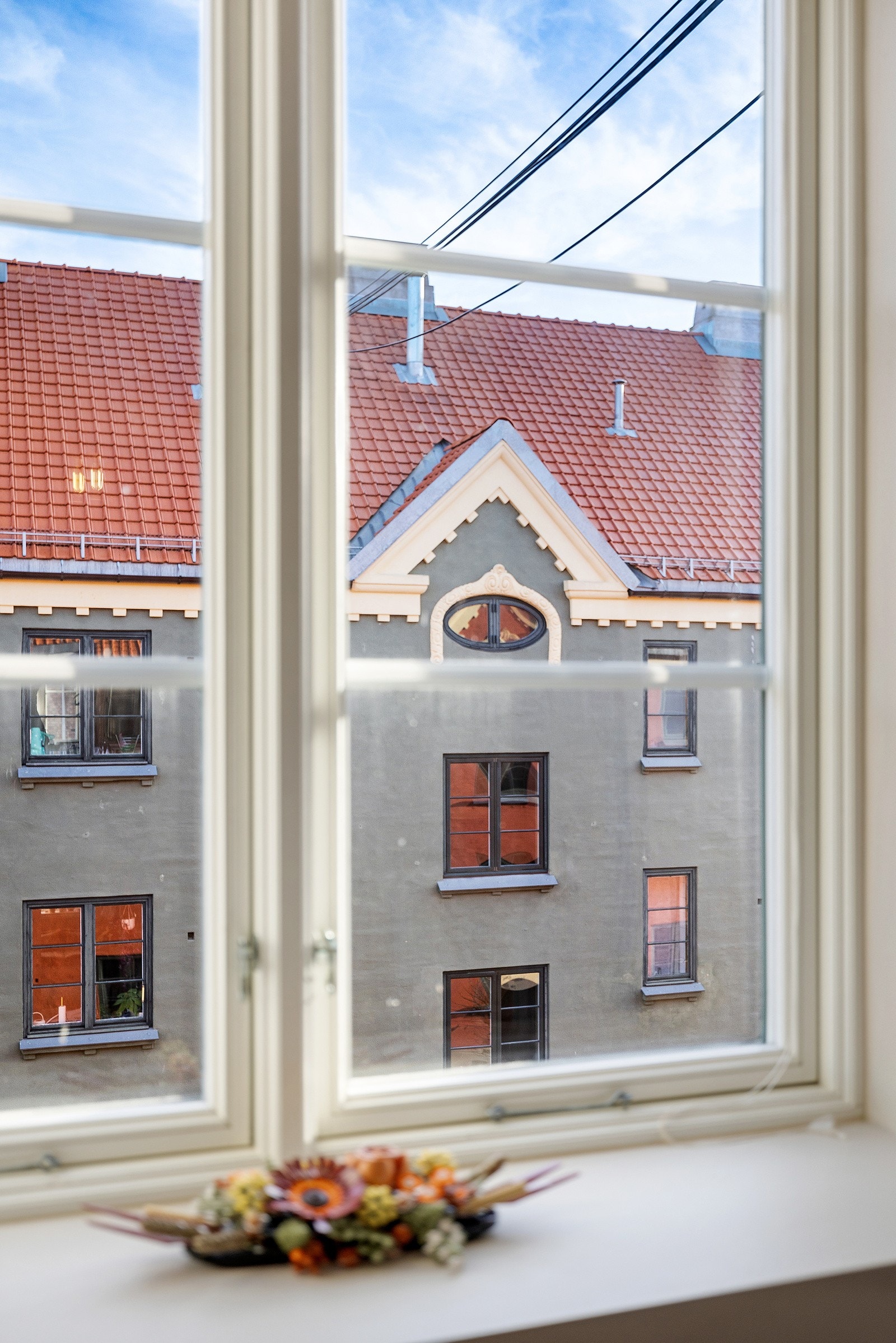 Alle rom vender mot rolige fellesområder. Vinduene er ny i 2023. Untatt vinduet i soverom 2 som er nytt i 2019 Galleribilde