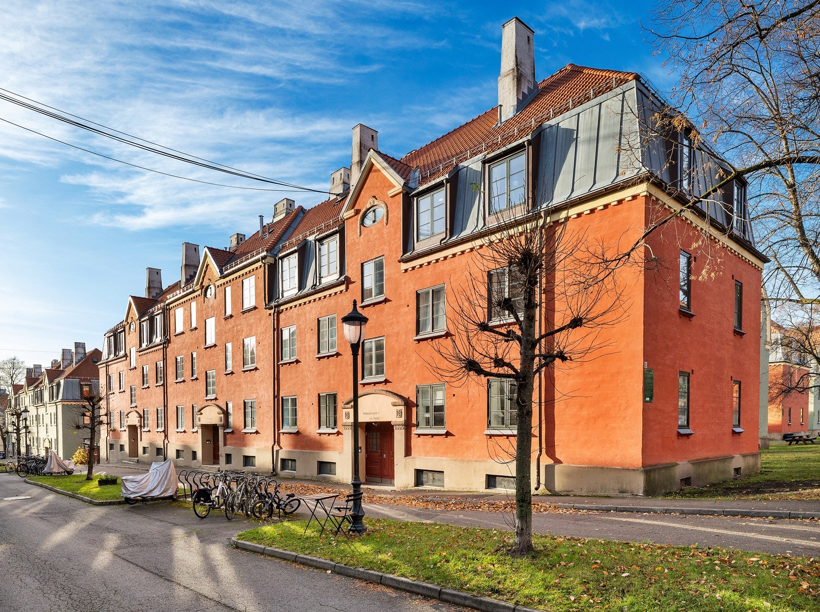 Rett over leiligheten er det loftsboder og tørkeloft Galleribilde