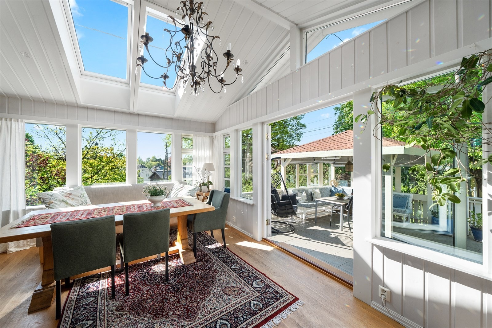 Frodig beliggenhet uten gjenboere eller innsyn. Store vindusflater, rikelig lysinnslipp og himlingshøyde på 3,50 meter Galleribilde