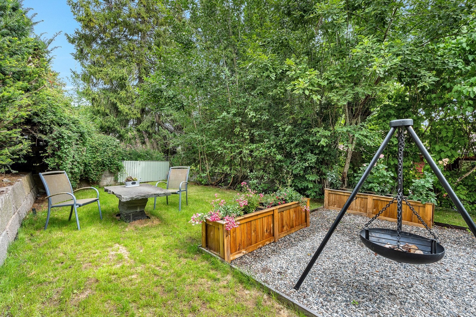 Idyllisk uteplass med ildsted Galleribilde