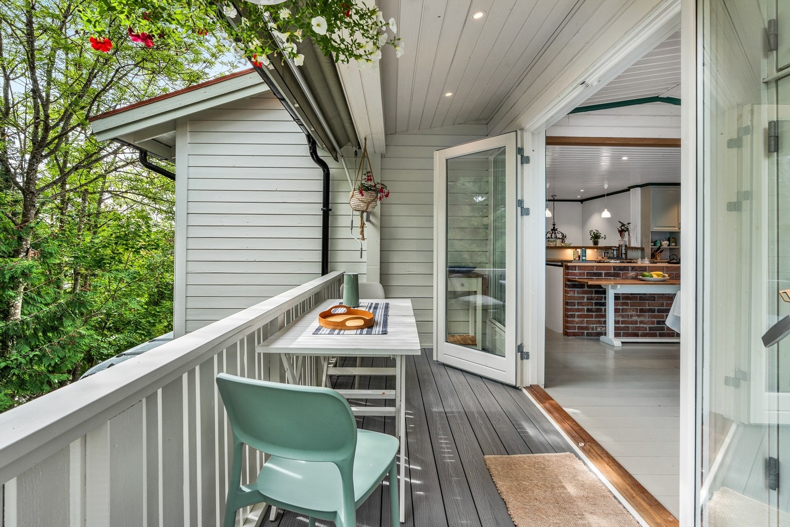 Direkte adkomst fra kjøkken hvor man kan nyte morgenkaffen Galleribilde