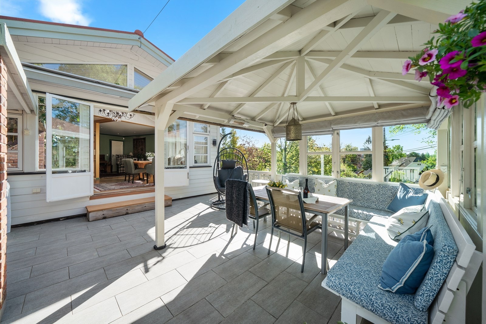 Terrassen er ustyrt med overbygg, varmelamper, utebelysning, vann m.m. Galleribilde