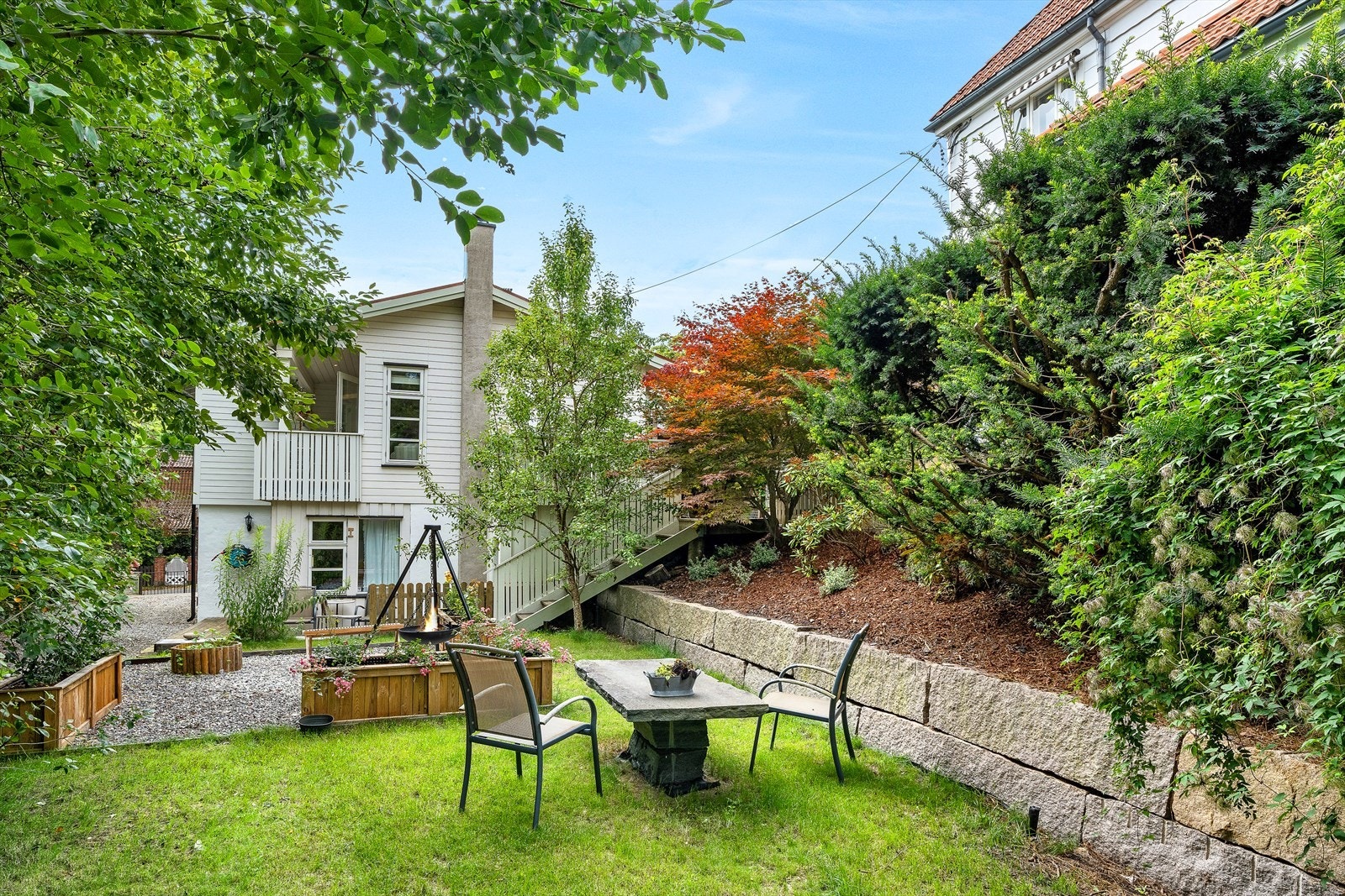 Innbydende og skjermet hage med plass til barnelek, beplantning m.m. Galleribilde