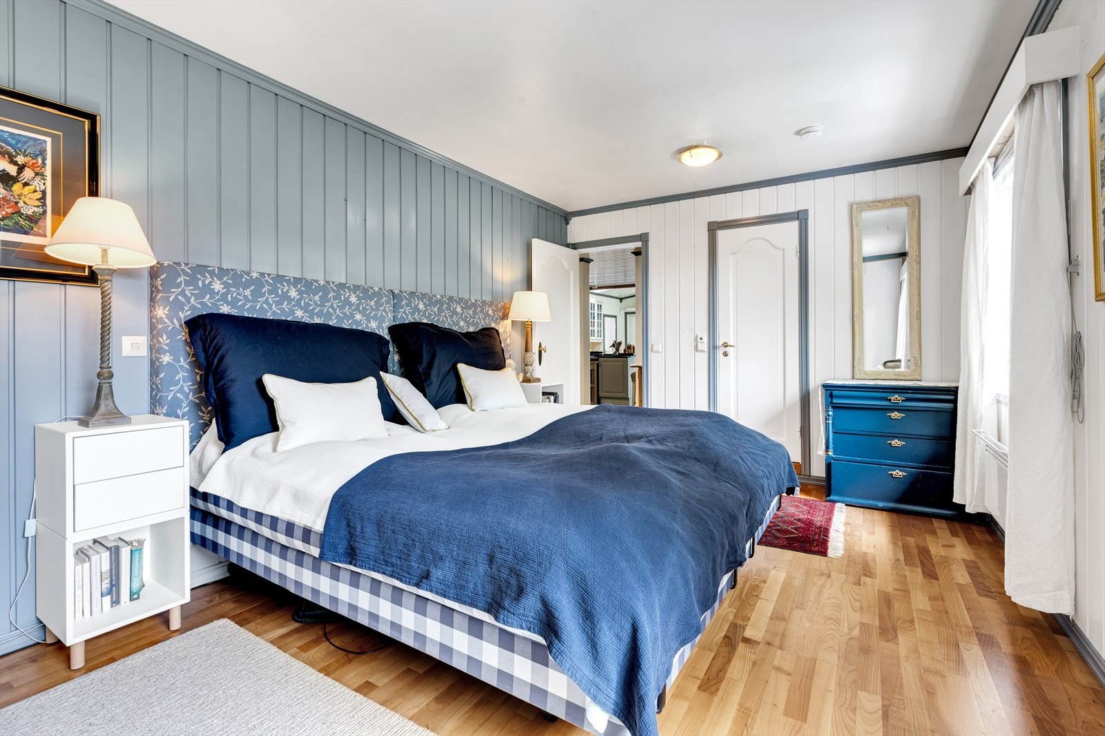 Direkte adkomst til bad en suite. Har tidligere vært 2 soverom og fullt mulig å tilbakeføre Galleribilde