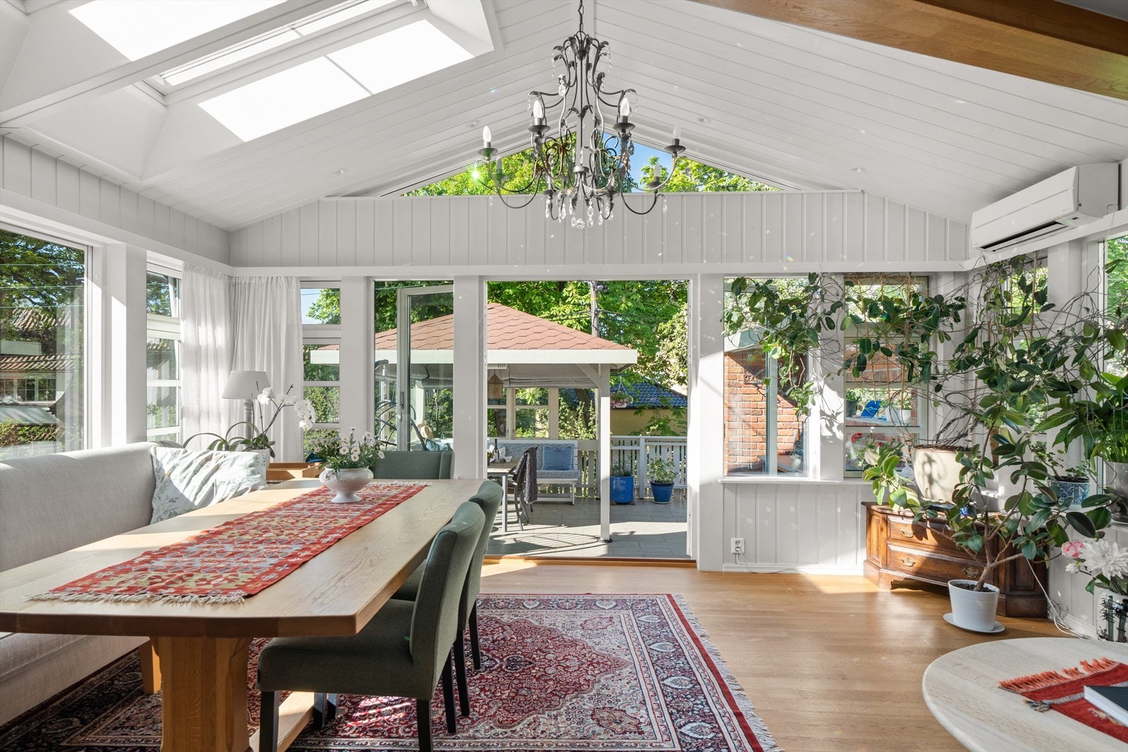 Nydelig stue med store, åpne vinduer og direkte utgang til solrik terrasse Galleribilde