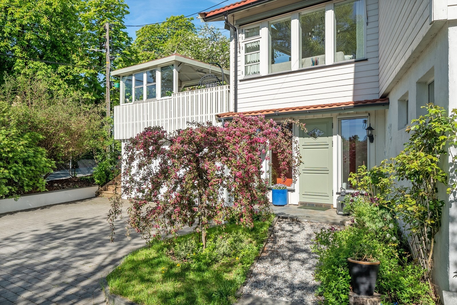 Flott enebolig i ettertraktet område med solrik hage og stor tomt Galleribilde