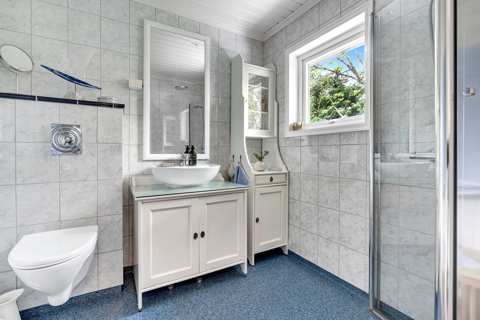 Pent bad med vegghengt klosett, servant med underskap og dusjhjørne Galleribilde