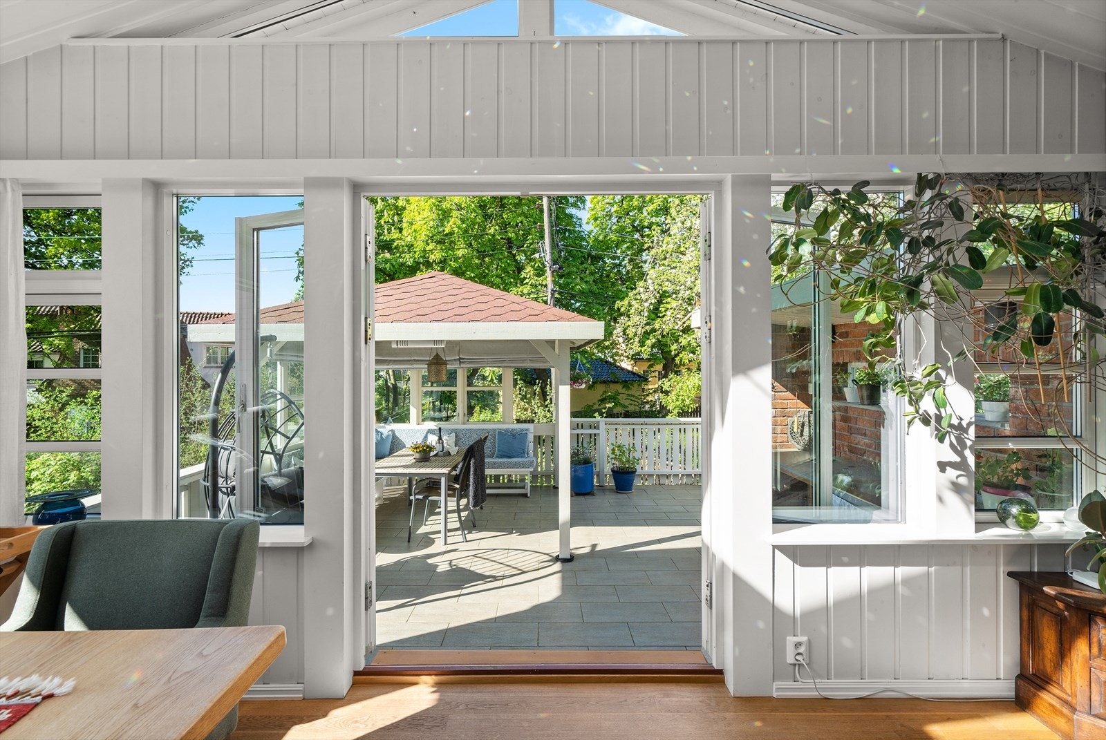 Utgang til flott terrasse via doble glassdører Galleribilde