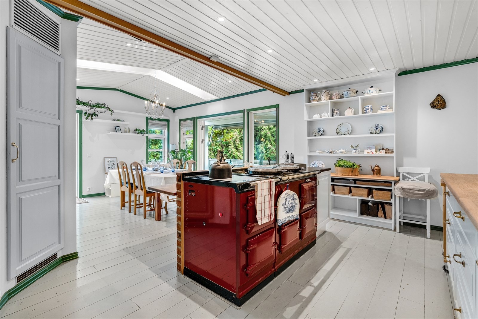 Stort spisekjøkken med god plass til hele familien. Åpent og luftig med god takhøyde Galleribilde