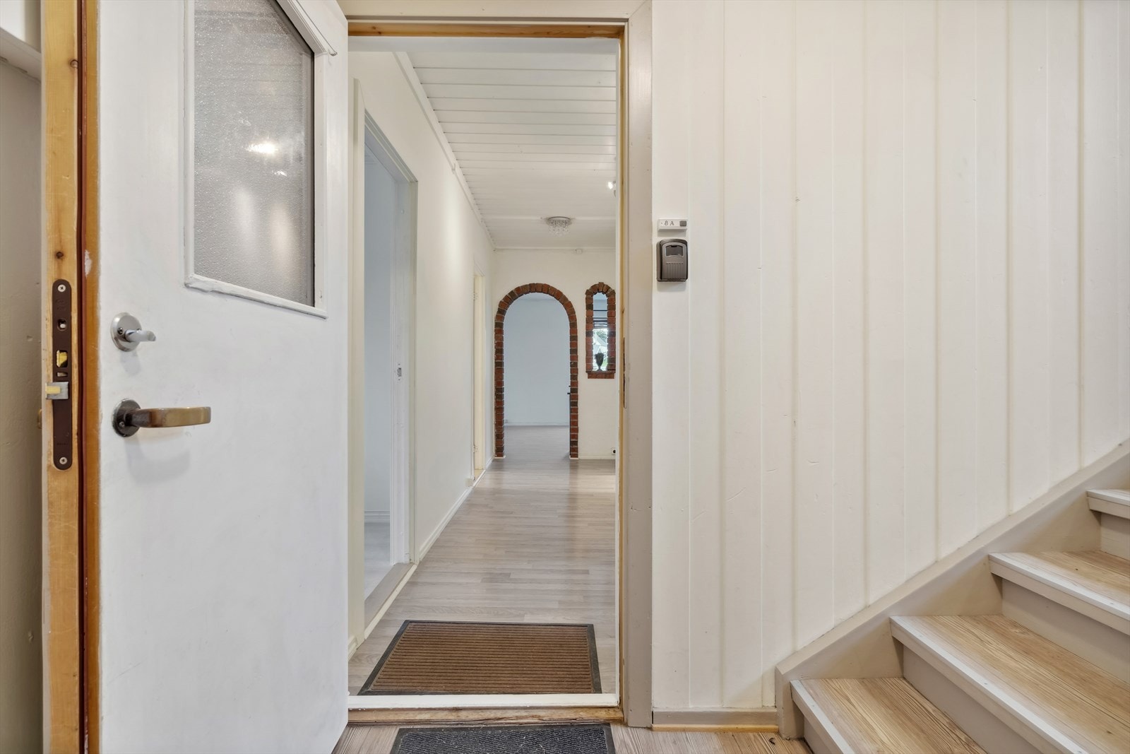 Entré fra felles trappegang. Leiligheten ligger i første etasje og har på den måten enkel adkomst. Galleribilde