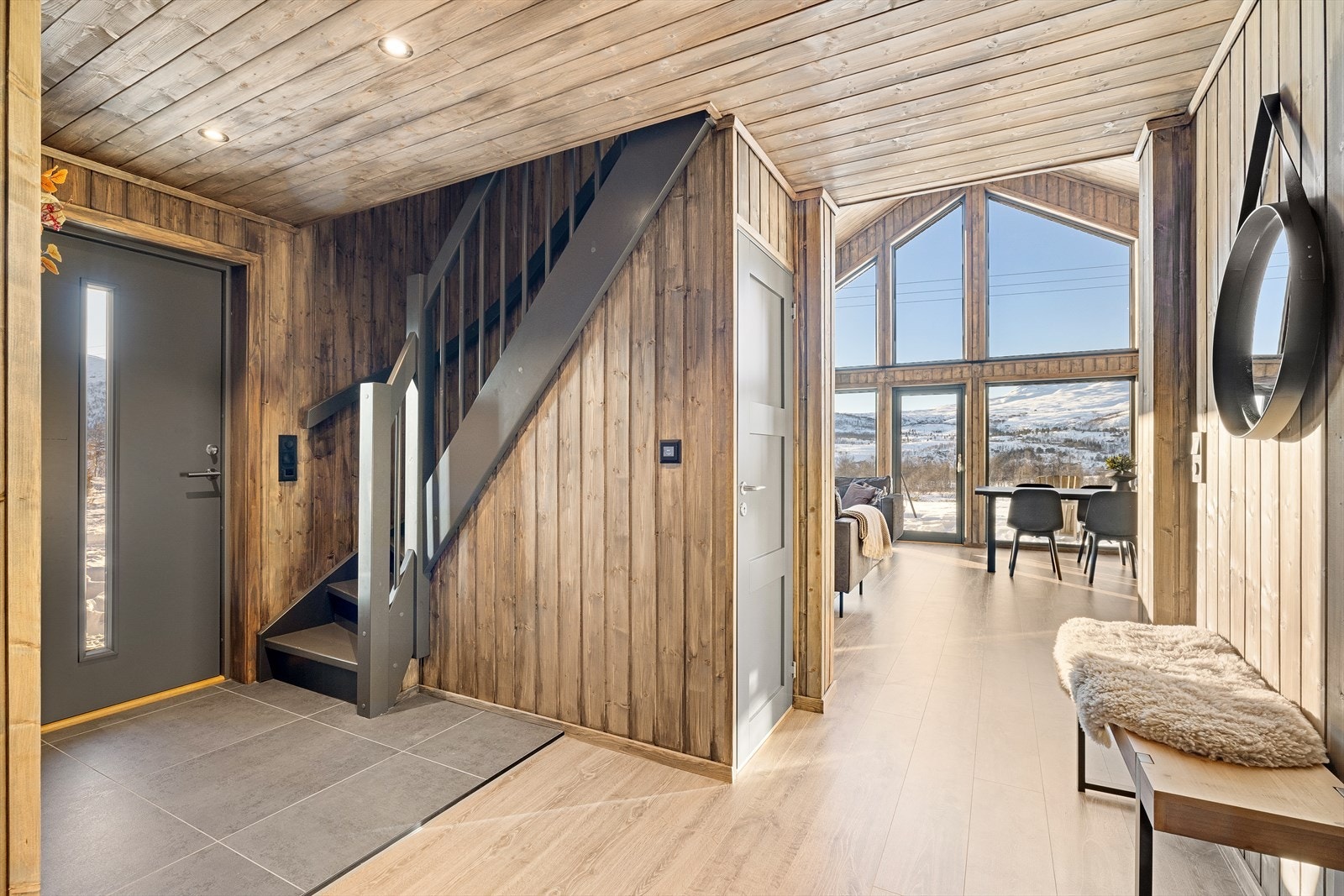 Fra 1.etasje går turen opp til hyttens Galleribilde