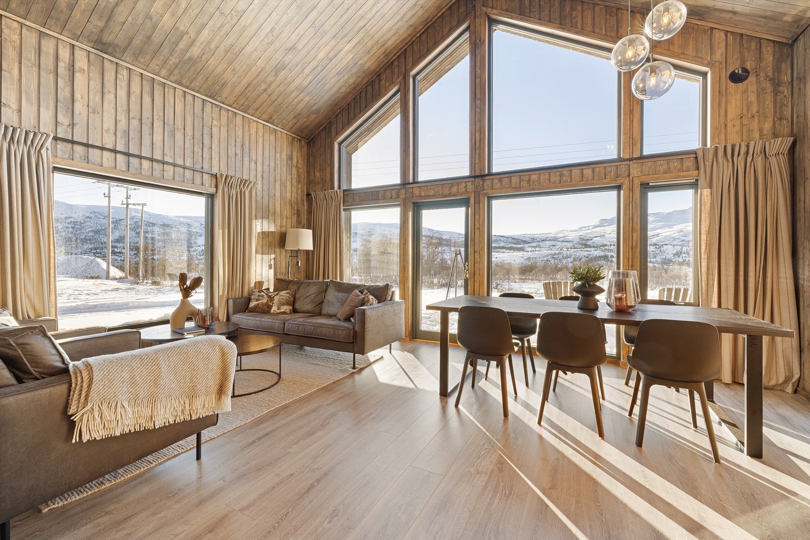 Det er godt med naturlig lysinnslipp fra store vindusflater Galleribilde