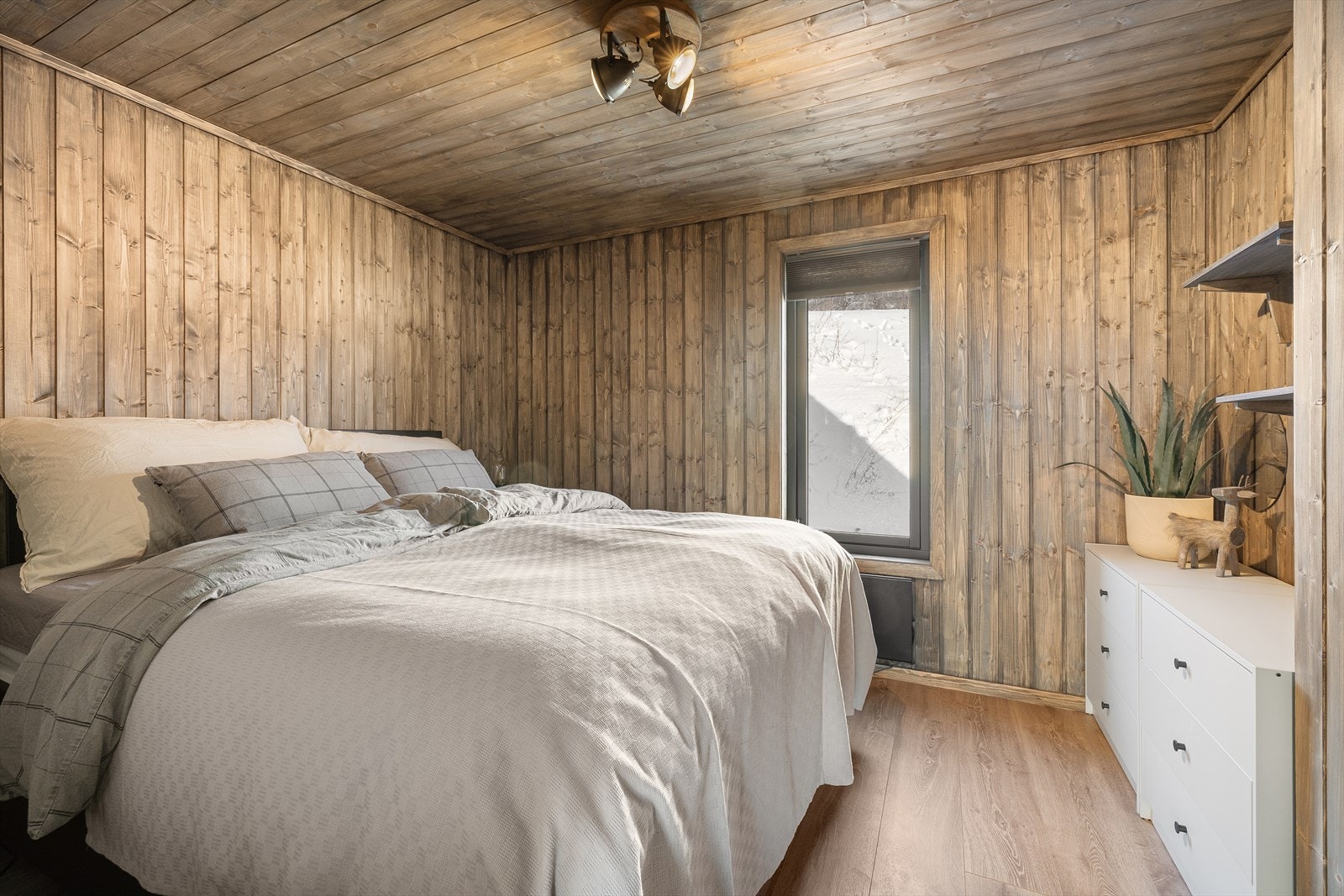 Hovedsoverommet er romslig og her er det god plass til dobbeltseng og tilhørende møblement som nattbord og kommode Galleribilde