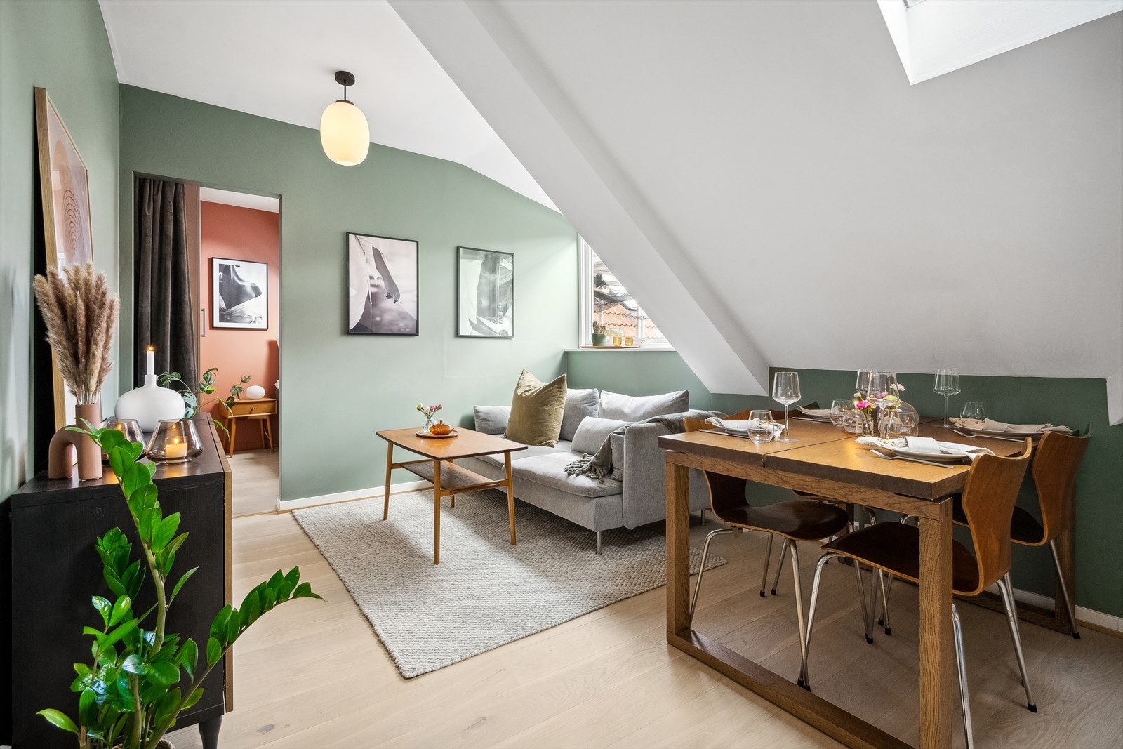 Stort vindu som slipper inn godt med naturlig lys i leiligheten og gir fine lysforhold i oppholdsrommet. Galleribilde