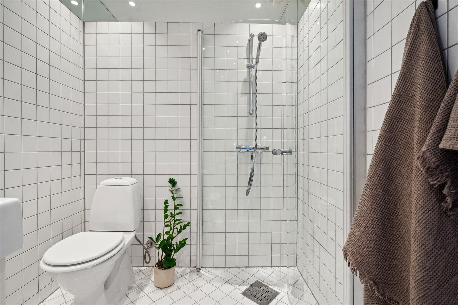 Pent flislagt bad. Badet ble bygget i 2006 i forbindelse med oppussing av bygård og leilighetene. Nye downlights på bad i 2024. Galleribilde