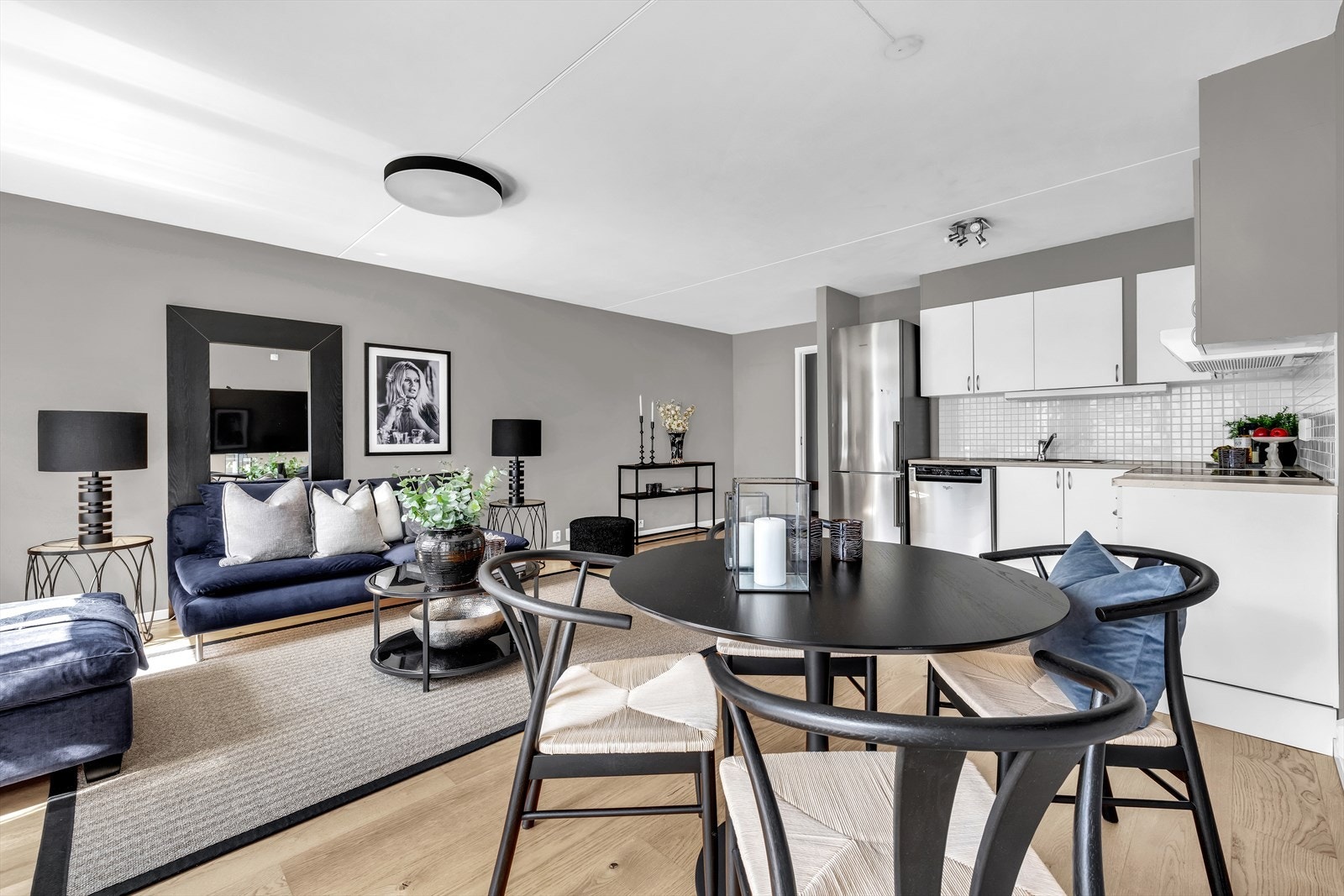 Her er det også plass til spisebord/kjøkkenbord Galleribilde