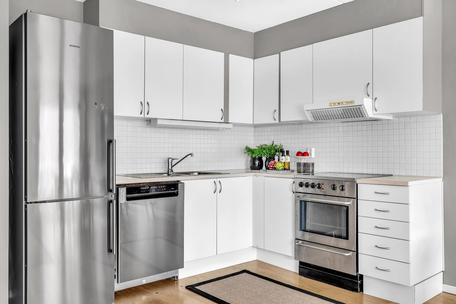 Rikelig med skap- og benkeplass Galleribilde