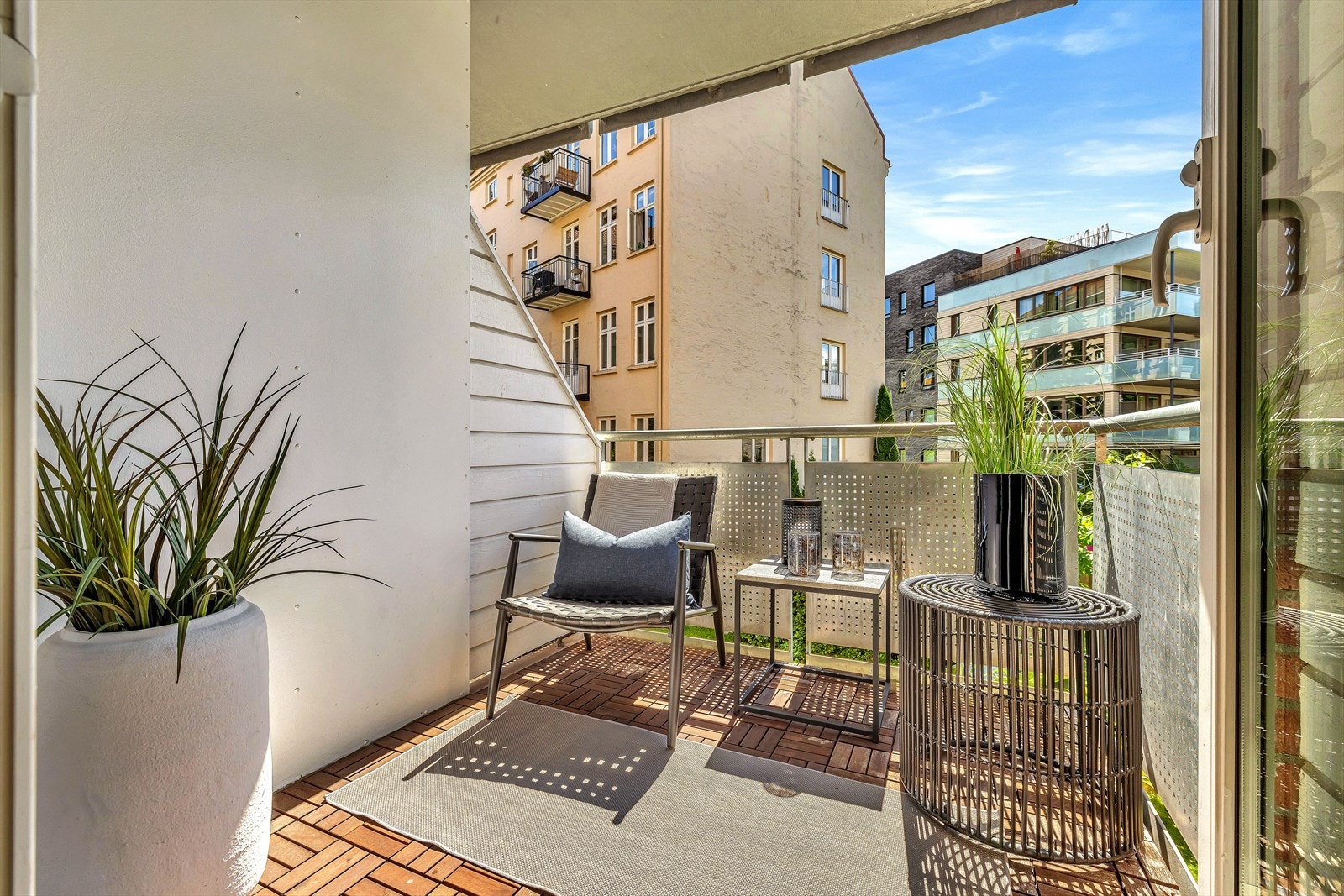 Her er det plass til sittegruppe og muligens en grill! Galleribilde