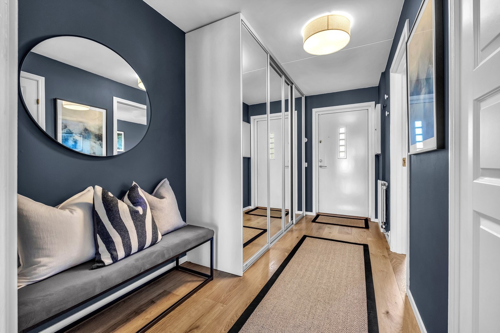 Flott entré med speilbelagt skyvedørsgarderobe Galleribilde