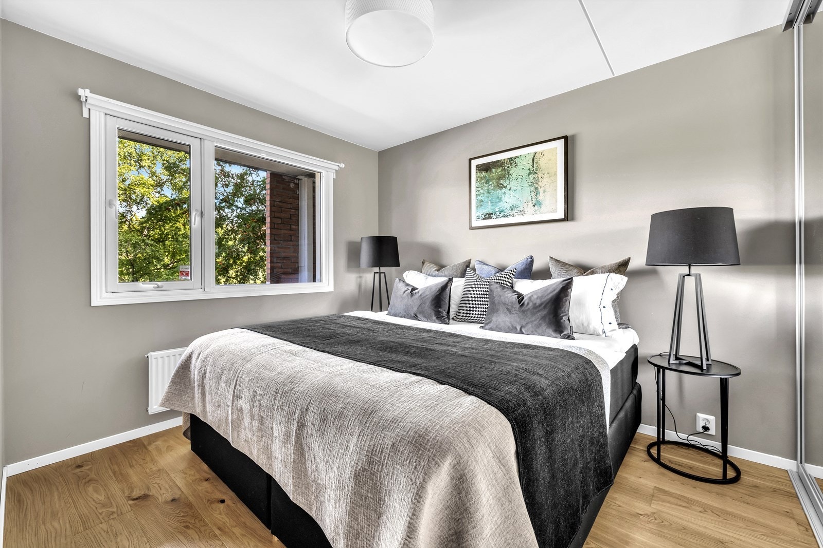 Stort soverom med plass til dobbeltseng og nattbord på hver side hvis ønskelig Galleribilde