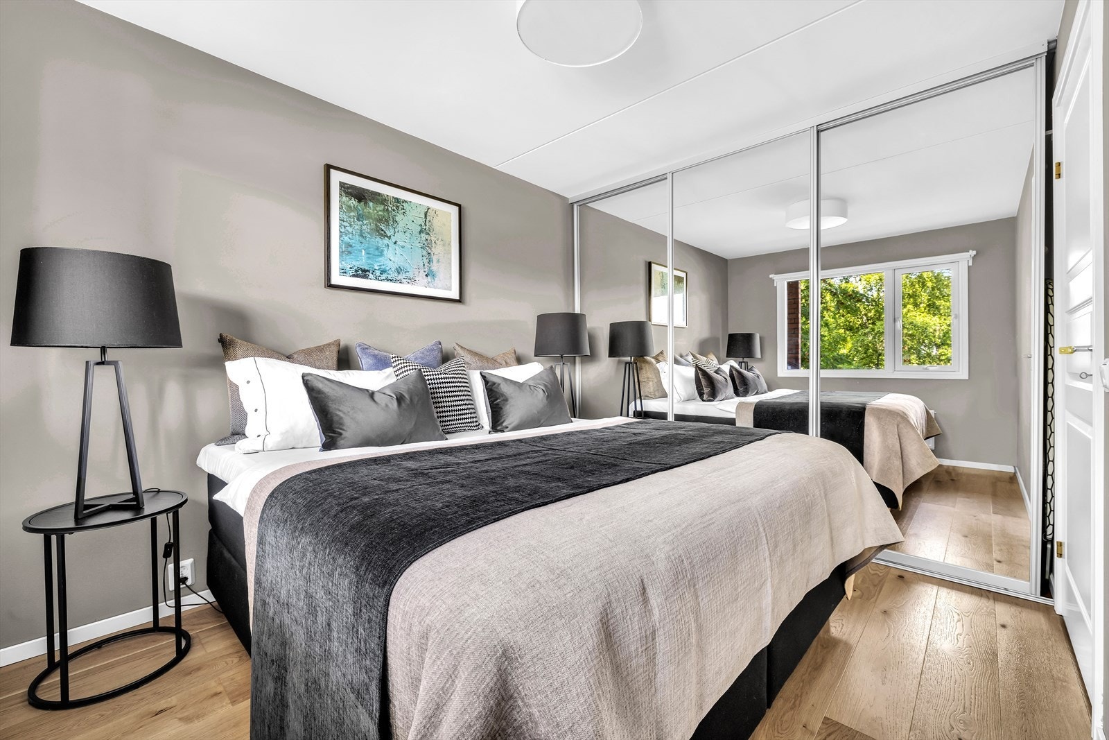 Medfølger stor skyvedørsgarderobe med speildører Galleribilde