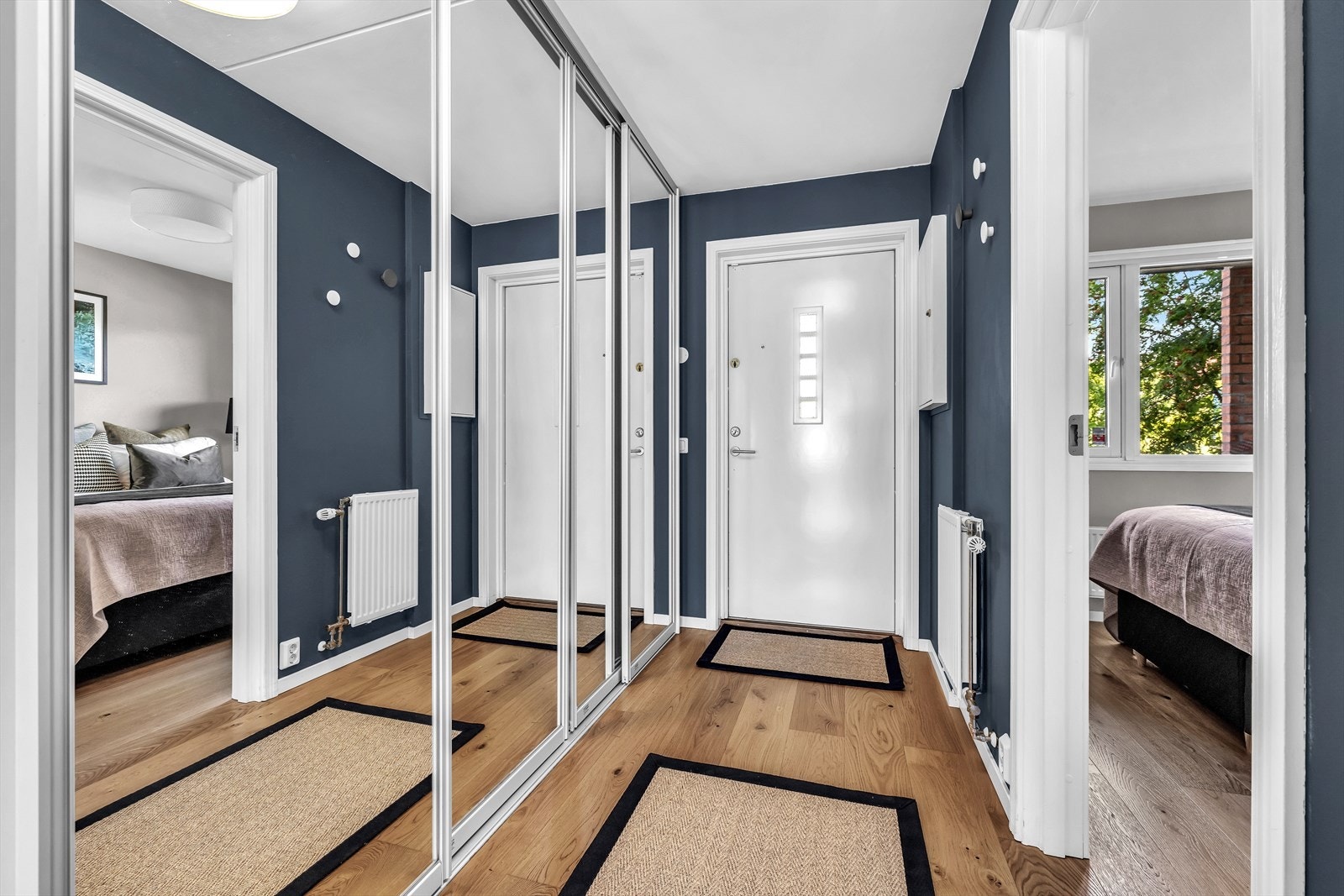 Entréen forener alle rommene i leiligheten Galleribilde