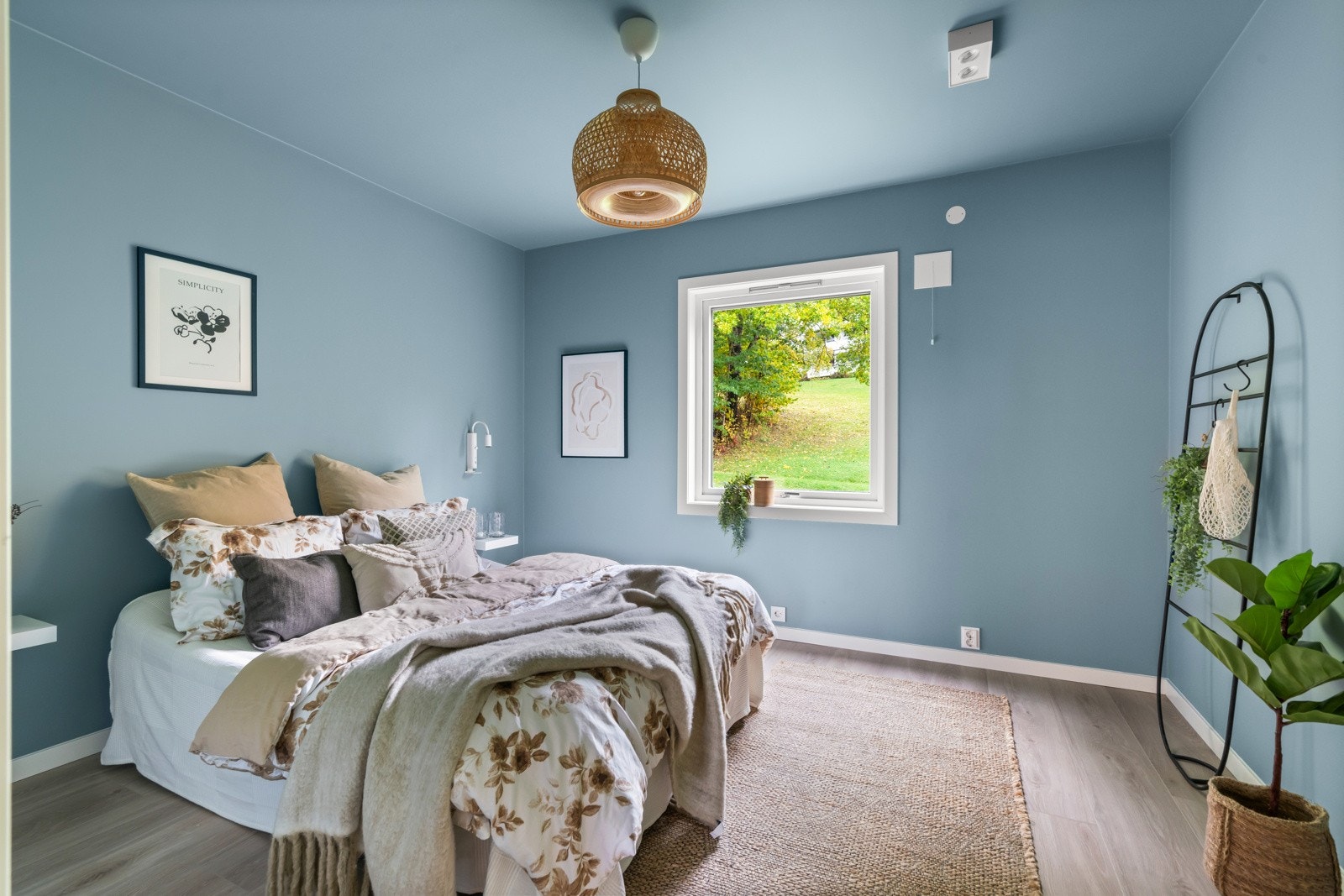 Boligen har to romslige soverom hvor begge vender ut mot rolige omgivelser Galleribilde