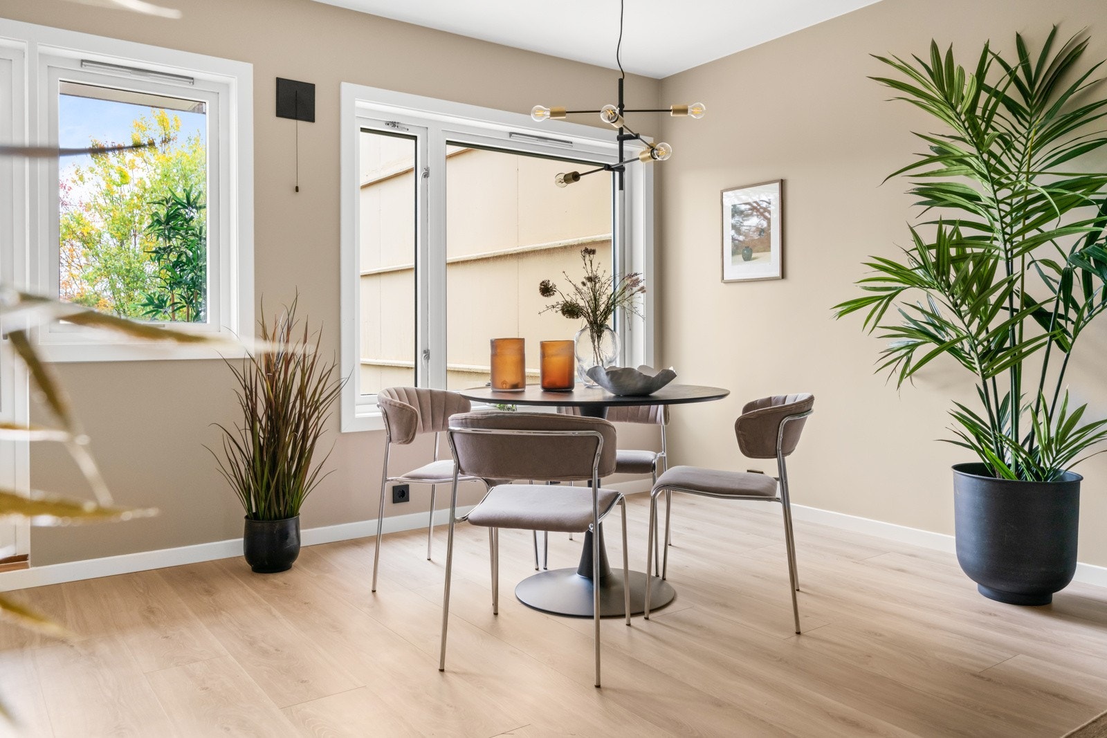 Lys og innbydende stue med utgang til en flott balkong Galleribilde