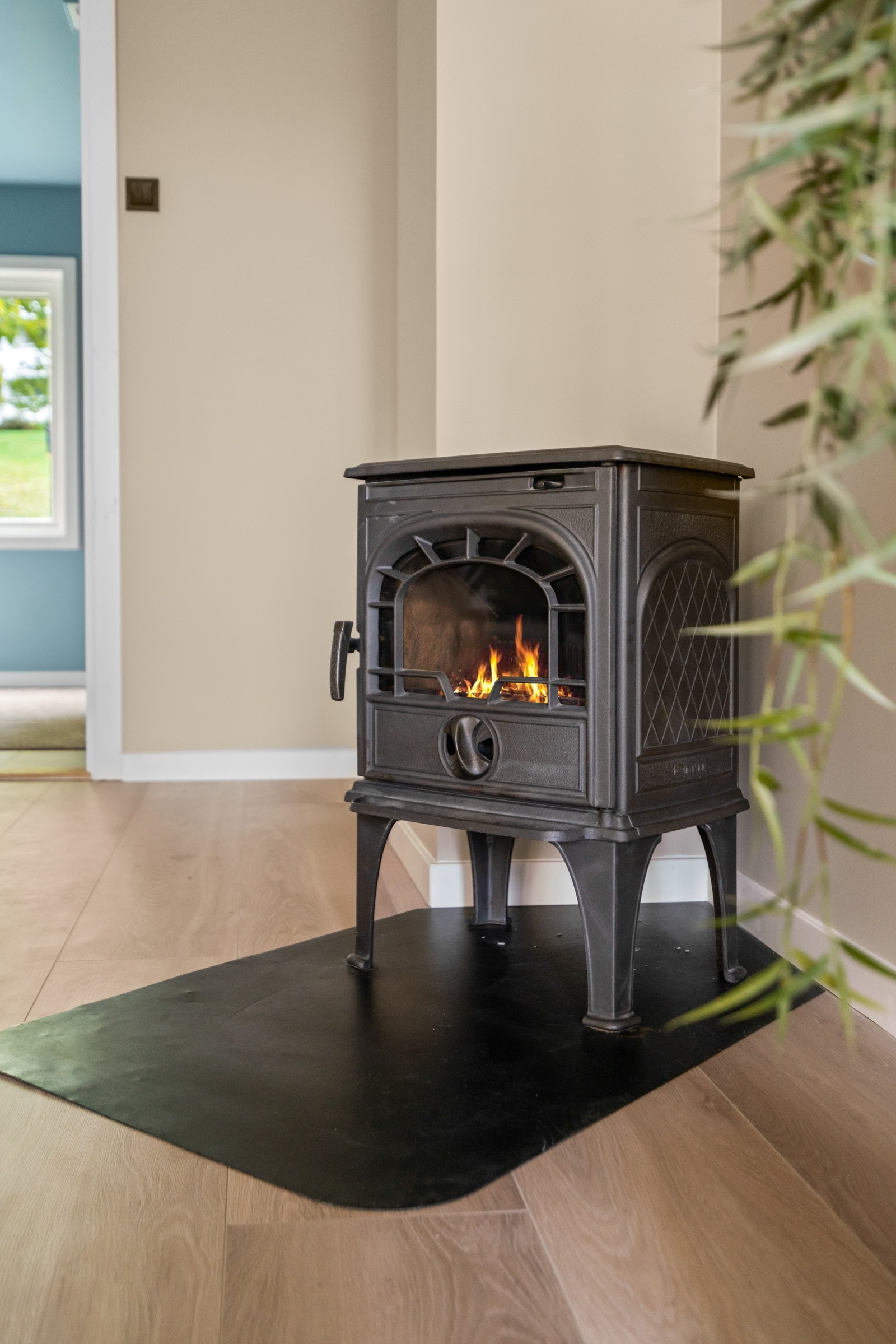 Leiligheten varmes opp av peis og varmeovner Galleribilde