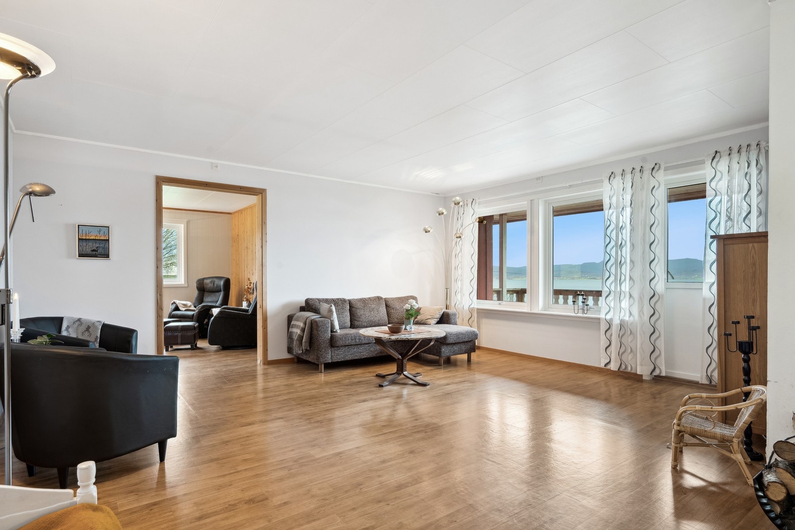 Super utsikt. Boligen har totalt 3 stuer, perfekt for de som vil trekke seg tilbake :-) Galleribilde